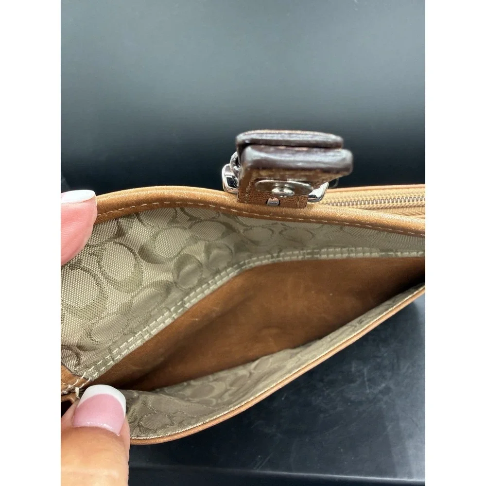 ✨ Coach Tan Leather Wristlet – Pebbled Leather – Gold Hardware – Classic Style ✨